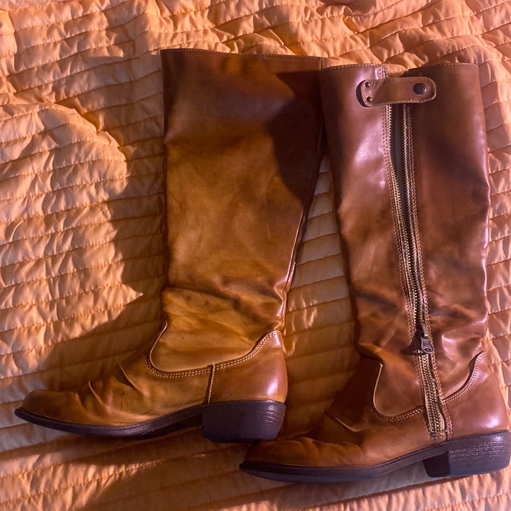 Add a pop to your wardrobe! Cute brown boot!